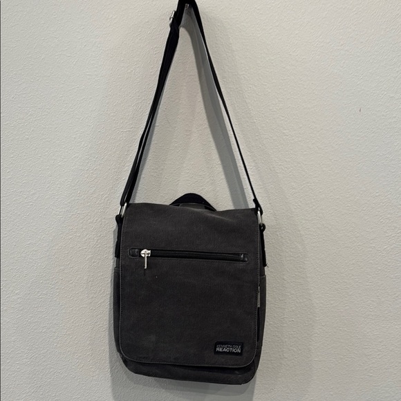 Kenneth Cole Reaction Black Messenger Bag with Minimalist Design - Picture 1 of 8